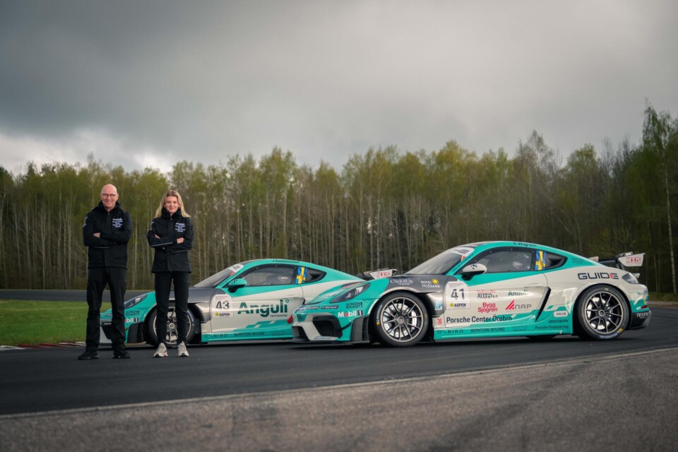 Tvåbilsteam för WestCoast Racing i Porsche Sprint Challenge Scandinavia 2025. Emma Wighroth och Janne Gustavsson kör Porsche Sprint Challenge Scandinavia för WestCoast Racing.