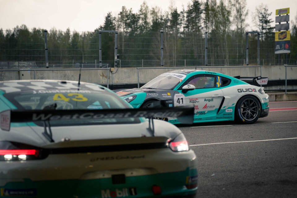 Tvåbilsteam för WestCoast Racing i Porsche Sprint Challenge Scandinavia 2025. Emma Wighroth och Janne Gustavsson kör Porsche Sprint Challenge Scandinavia för WestCoast Racing.
