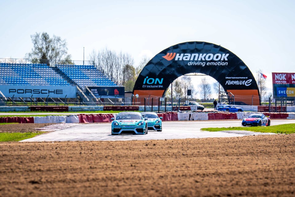 Säsongen i Porsche Sprint Challenge Scandinavia startar i helgen för WestCoast Racings förare Emma Wigroth och Janne Gustavsson