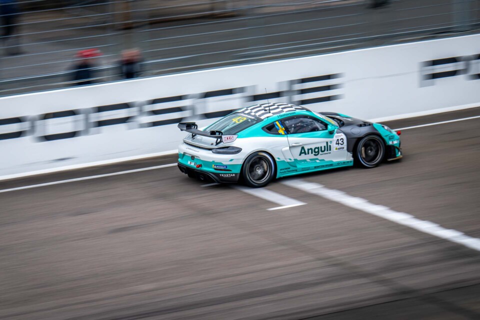 Mer motiverad än någonsin efter missad serieledning i Anderstorp - Janne i serieledning i Mastersklassen medan Emma fick med sig en andraplats från Anderstorp i Porsche Sprint Challenge Scandinavia